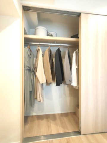 【洋室1　収納】　洋室1の収納は奥行きがあり、衣類や荷物をたっぷりとしまえて便利です。