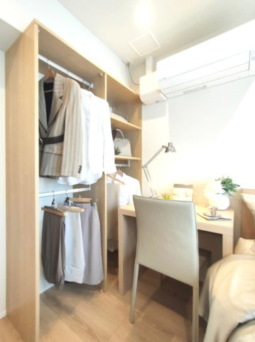【洋室2　収納】　お気に入りの服がインテリアに。ショップのような『魅せる』オープンクローゼット。