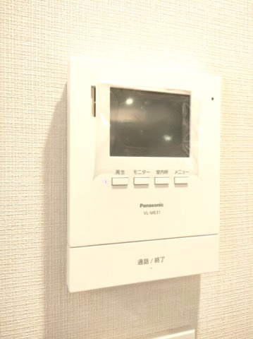【TVモニター付きインターフォン】　TVモニター付きインターフォンで来訪者を確認でき、防犯面でも安心です。