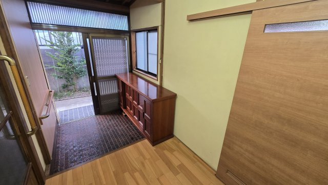 【明るく機能的な玄関ホール】左手には便利な大型収納、右手には安全面を配慮した手すりを完備。窓からの自然光が心地よい、ゆったりとした奥行きを感じられる上質な空間です。