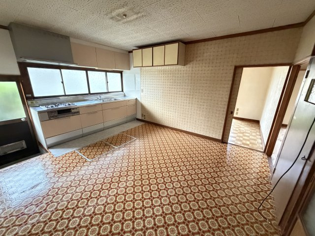 【広々としたダイニングキッチン】大きめのダイニングテーブルもゆとりを持って配置できる広さです。壁一面に広がる窓から自然光が入り、お部屋全体を明るく開放感のある空間に演出してくれます。
