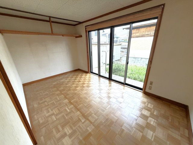 【DK横・開放感のある洋室】お庭に面した大きな掃き出し窓があり、お部屋に心地よい光と風を取り込めます。ダイニングのすぐ横なので、リビング代わりにゆったりくつろぐスペースとしても最適です。