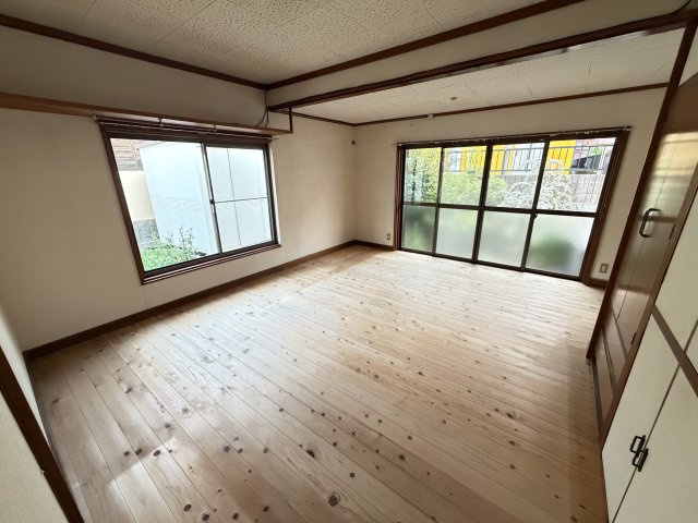 【主寝室にも最適な広々洋室】2面採光の大きな窓から心地よい光と風が入るお部屋です。独立性がありゆったり過ごせるため、一日の疲れを癒す寝室にぴったり。衣服や荷物をすっきりしまえる収納も完備しています。