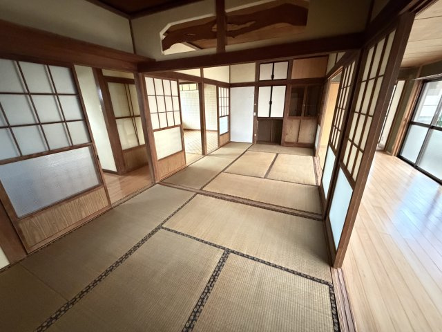 【用途広がる2部屋の和室】2間を繋げて広々と使うことも、独立した部屋として分けることも可能な便利な間取りです。障子から透ける光が心地よく、のんびりとくつろげる空間が広がります。
