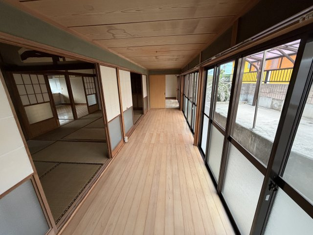 【贅沢なゆとりを感じる広縁】端から端までまっすぐ伸びる、明るい光に満ちた縁側スペースです。和室の障子を開放すれば、さらに広がりを感じる大空間に。平屋らしい風情と快適さを兼ね備えた魅力的な造りです。