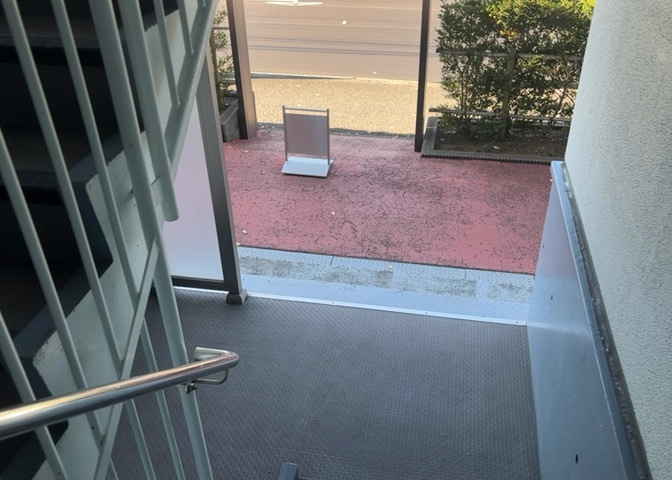 ロビーというと、エントランスと何がちがうの？と思いますよね。実はロビーとエントランスには明確な決まりはありません。物件によっては、エントランスを入って広がるある程度の広さのある空間がロビーとなります。