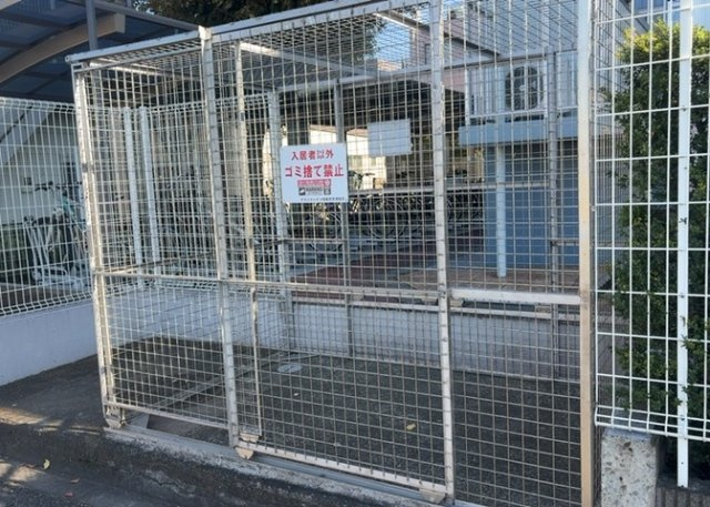 共有部分は、住民なら誰もが使える設備のこと。例えば駐車場やエレベーター、インターネット設備、セキュリティ設備などがあります。他にも、マンションの廊下・外部階段やエントランス・ゴミ置き場などがあります。