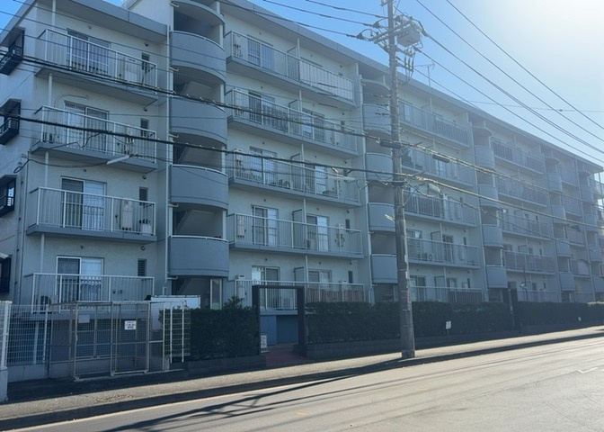 眺望の良さを楽しめるダイニングキッチンで家族団らんの時間を過ごしてはいかがでしょうか。バルコニーから見える景色を家族で眺める時間は、時間が経つのを忘れてしまいそうですね。是非、現地を見に行きましょう！