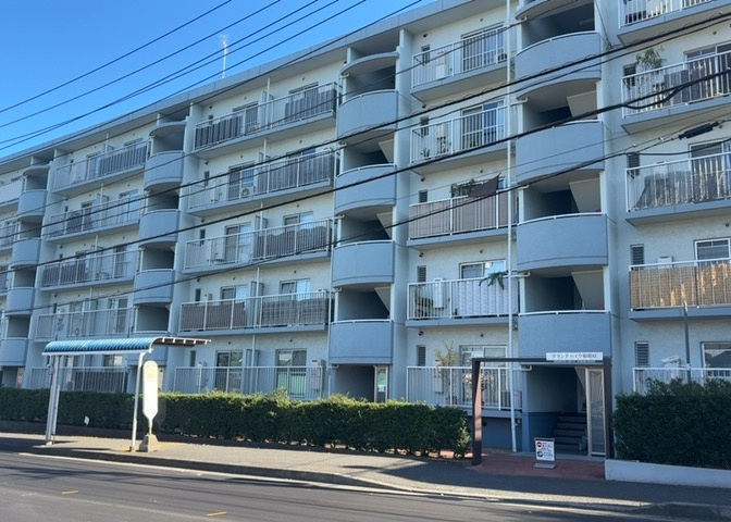 道幅が広い場所は日当たりや風通が良好です。幅が広いのですれ違いも可能ですし大きな車でも駐車可能！一方で、大型車が通ることも多くなるため交通量の増加により騒音に繋がります。また土地の値段が高くなります。