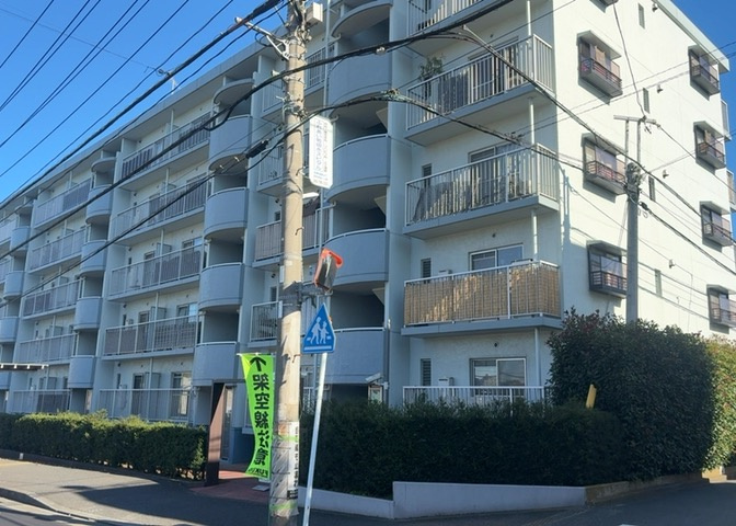 ＲＣ造、Reinforced　Concreteは直訳すると補強されたコンクリートです。主に柱や梁・床・壁が鉄筋とコンクリートで構成おり、鉄筋を組んだ型枠にコンクリートを流し込んで固めたものを指します。