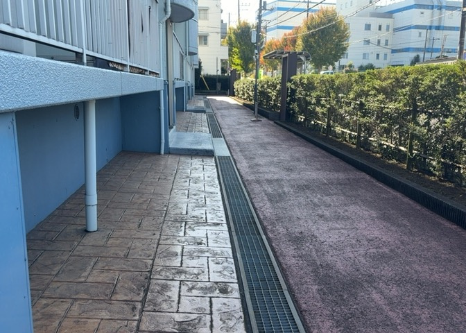 共有部分は、住民なら誰もが使える設備のこと。例えば駐車場やエレベーター、インターネット設備、セキュリティ設備などがあります。他にも、マンションの廊下・外部階段やエントランス・ゴミ置き場などがあります。