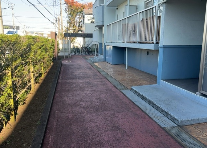 共用部分は、一棟の建物に住む区分所有者全員が共同で所有するとし、共用部分の管理、補修などは、区分所有者で形成される管理組合が行います。個人の判断で勝手に変更することはできませんので覚えておきましょう。