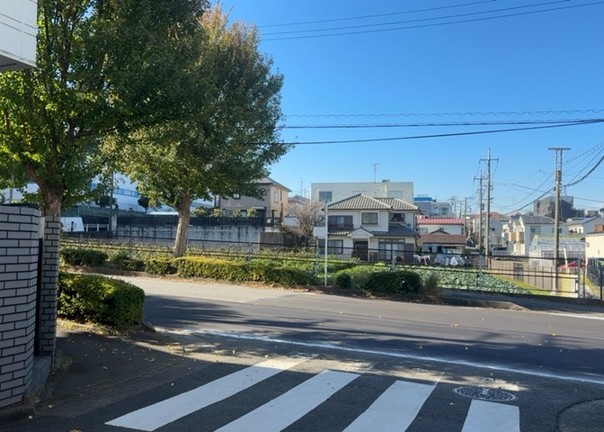 眺望の良さを楽しめるダイニングキッチンで家族団らんの時間を過ごしてはいかがでしょうか。バルコニーから見える景色を家族で眺める時間は、時間が経つのを忘れてしまいそうですね。是非、現地を見に行きましょう！
