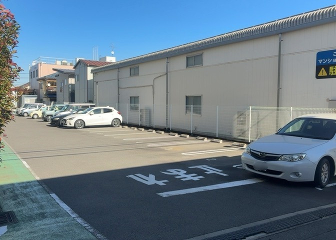 駐車場と明記されていても、最小スペースでつくられた駐車場だと大型車は駐車できなかったり、出入りしにくくなったりする可能性があります。お車のサイズと購入したい物件の駐車場のサイズを現地で確認しましょう。