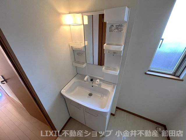 シャワー付きの独立洗面台です