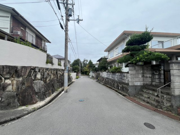 【茨木市山手台5丁目 建築条件無し売り土地の前面道路含む現地写真】