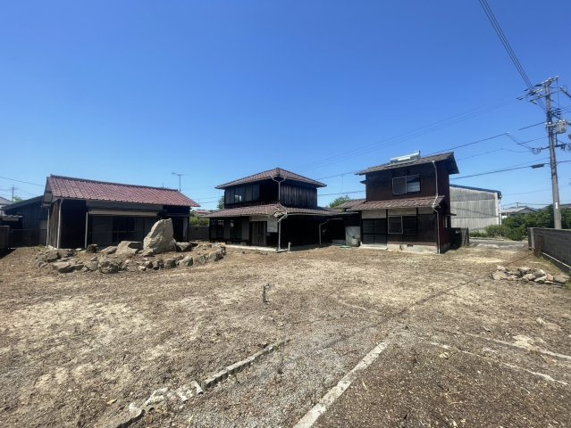 現況渡し。物件の裏手です。隣家との距離も確保されています。裏側からも採光や通風が得られ、風通しの良い住まいです。家庭菜園やガーデニングに適したスペースがあり、自然に囲まれた暮らしが叶います。