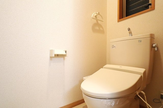 温水洗浄便座付トイレは温水洗浄機能により、暖かい水でおしりを洗浄することができ、冷たい水を使う従来の便座に比べ、温水洗浄機能で暖かいトイレを提供し、快適な使用を可能にします。