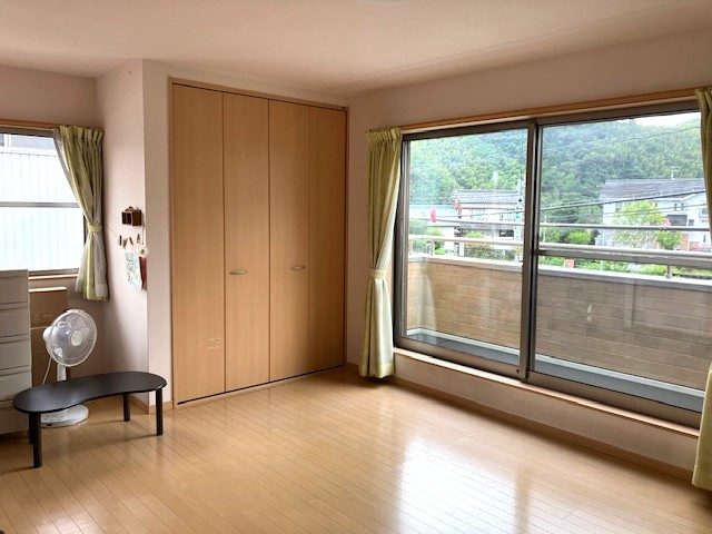 大きな窓からたっぷりの日差しが入る、風通しの良いお部屋☆
