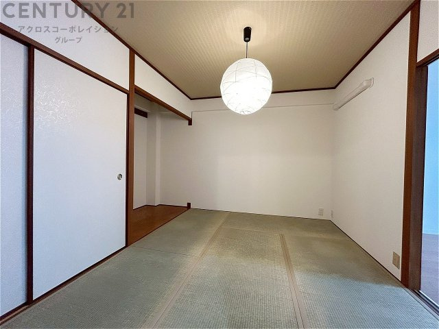 リビング横の和室スペースはリビングと続きで利用してもデザイン性のとれる洋風和室になります。やっぱり一室は欲しい和室は客間や小さなお子様の寝かせ付けなどにも便利です。　
