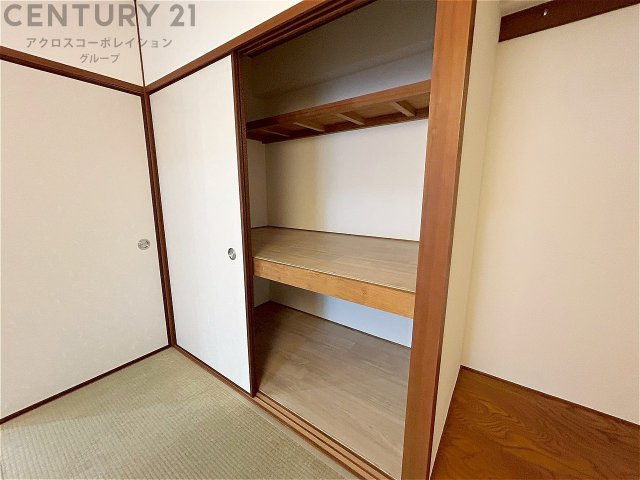 押入れは季節の衣類、寝具などを収納できます。伝統的な美しさと実用性が融合し、収納物を保護する調湿・換気効果があります。使い方によっては書類や小物なども効果的に整理でき空間を有効活用できます。　