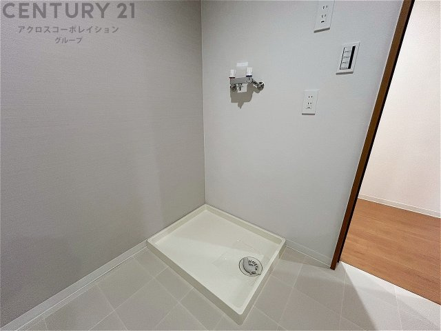 洗濯物の仕分け作業がしやすく、整理整頓が容易になります。洗濯音や湿気を他の部屋に持ち込まず、生活環境を快適に保ちます。上部を活用すれば収納スペースを確保でき洗剤や洗濯用品の整理もしやすくなります。　