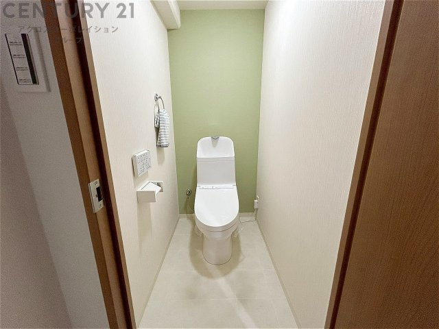 温水洗浄便座付トイレは温水洗浄機能により、暖かい水でおしりを洗浄することができ、冷たい水を使う従来の便座に比べ、温水洗浄機能で暖かいトイレを提供し、快適な使用を可能にします。　