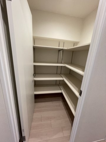 たっぷり収納できてうれしい納戸