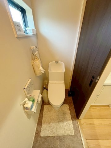 ウォシュレット機能付きトイレです。タオルリングやペーパーホルダーも完備です。
