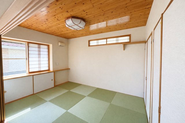 畳の上でゆっくりとくつろげる和室です
