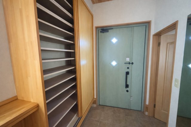 収納もある玄関です