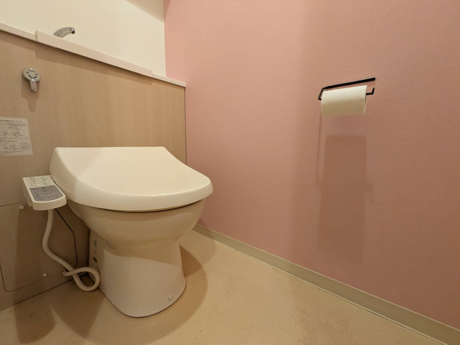 温水洗浄便座を備えた清潔感のあるトイレです。やさしいアクセントクロスが空間に温かみを与え、快適にお使いいただけます。飽きのないデザインと機能性を兼ね備え、毎日の暮らしを快適にしてくれるトイレです。