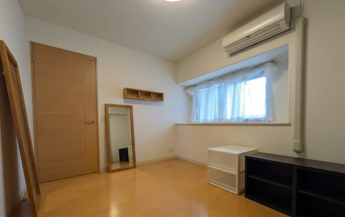ゆとりある広さと充実した収納が魅力の洋室です。シンプルで明るい内装は家具やインテリアとも合わせやすく、自分らしい空間づくりを楽しめます。収納力と居住性を兼ね備えた、快適で使い勝手の良い洋室です。