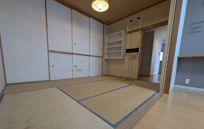 6帖の和室は、リビングと隣接した使い勝手の良い空間です。襖を開放すればLDKと一体となり、より広々とした開放感のある住空間を演出。お子様の遊び場やお昼寝・来客用スペース等、多彩な使い方が可能です。