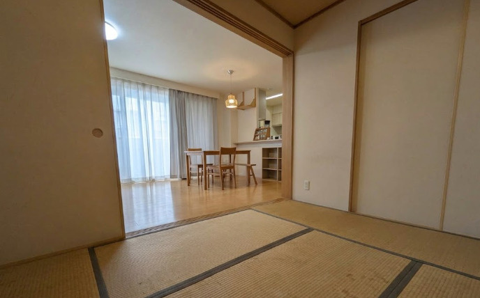 和室からリビングを見渡せる、開放感あふれる続き間の間取りです。襖を開放すれば、LDKと和室が一体となりさらにゆとりある空間に。また、襖を閉めることで独立した客間としても利用でき、柔軟に活用可能です。