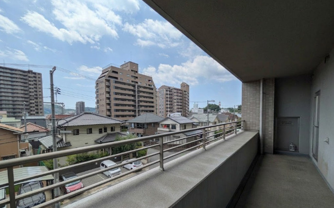 広々としたワイドバルコニーは、開放感のある眺望を楽しみながらゆったりと過ごせる魅力的なスペースです。リビングに面しているため、室内との一体感があり、洗濯物や布団も余裕を持って干すことができます。