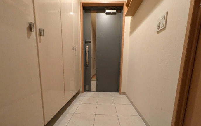 明るく清潔感のあるタイル貼りで上質な雰囲気のある玄関スペースです。高さのあるシューズボックスを備えており、ご家族分の靴はもちろん、ブーツや傘、防災用品などもすっきり収納できる充実した収納力が魅力です。