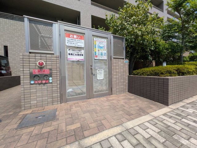 敷地内には専用のごみステーションが設けられており、ごみ出しがスムーズに行えます。また、収集日までカラスや猫などによるごみの散乱防止にも配慮されています。管理が行き届いき、快適な環境が保たれています。