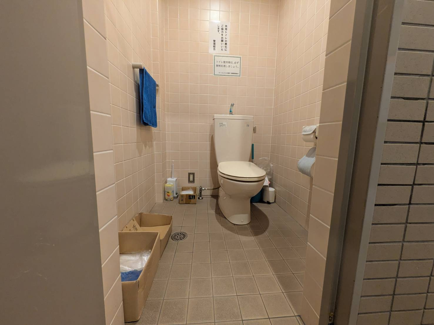 マンション共用部には共用トイレが設けられており、来客時や共用スペースをご利用の際にも便利な設備です。来訪者にも配慮された設備となっており、管理の行き届いたマンションの快適性を実感していただけます。