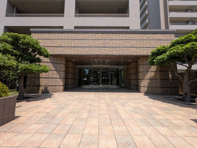 ホテルライクな雰囲気が漂う、重厚感のあるエントランスです。広々としたアプローチには整備された植栽が配置され、住まう方や訪れる方を迎えます。洗練されたデザインは、マンション全体の品格を感じさせます。