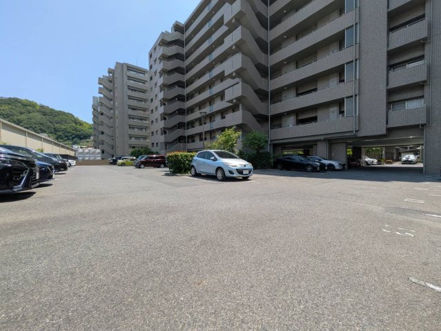 敷地内には広々とした駐車場が整備されており、お車の出し入れがしやすいレイアウトとなっています。場内は見通しが良く、マンション敷地内に駐車場があることで、お買い物帰りや雨の日の荷物の運搬もスムーズです。
