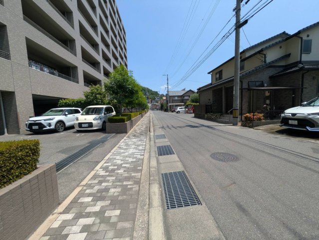 マンション前面道路は見通しが良く、歩道も整備されているため、歩行者や自転車でも安心して通行しやすい住環境です。周辺は落ち着いた住宅街が広がり、騒がしさの少ない穏やかな雰囲気と利便性が魅力です。