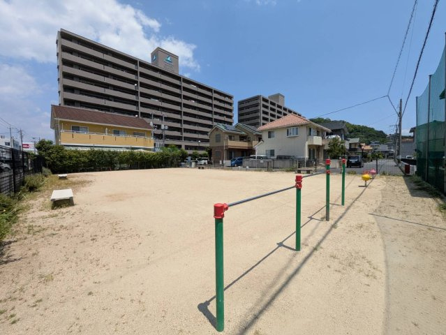 マンション目の前には公園があり、お子様の遊び場やご家族での散歩、ジョギングなど、気軽に自然を感じながら過ごせる住環境が整っています。休日のリフレッシュや地域の交流の場としても利用しやすいのが魅力です。