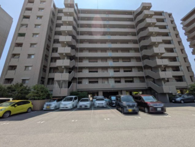 重厚感のあるデザインのマンションです。人気の尾道エリアに位置し、生活利便施設が徒歩圏内に揃うため、毎日の暮らしも快適です。快適な住環境と利便性を兼ね備え、幅広いニーズに応えられるマンションです。