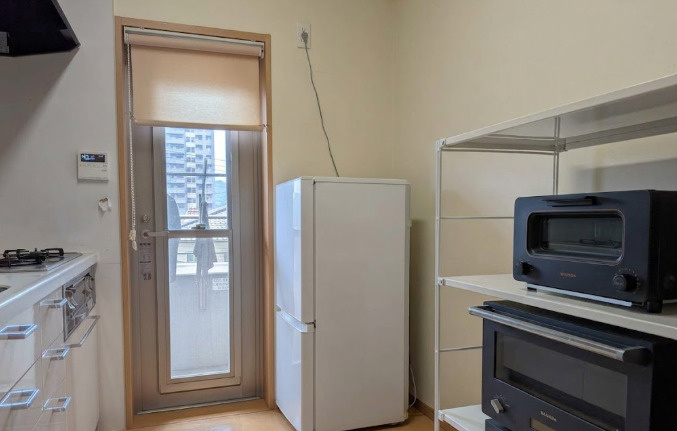 キッチンには勝手口を備えており、明るく快適な空間です。調理中の換気がしやすく、においや湿気がこもりにくいのも嬉しいポイントです。ゴミの一時保管やバルコニーへの移動など、家事動線もスムーズです。