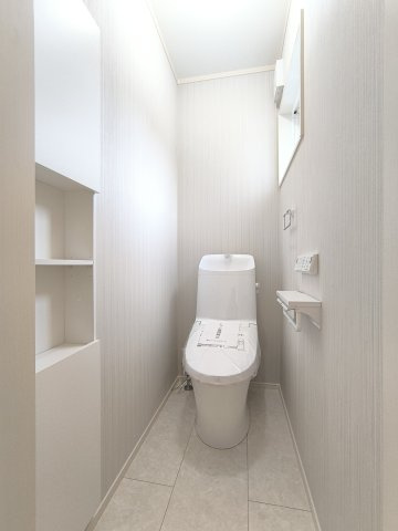 【トイレ】1階・2階ともに温水洗浄暖房便座を採用！便器にフチがない形状のため黒ずみ汚れが付きにくくお手入れ楽々！家計に嬉しい節水モデルです。