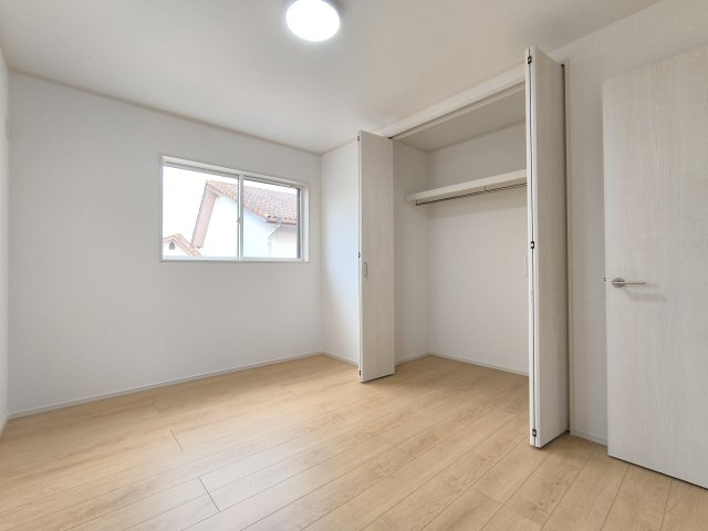 【洋室A】6帖の洋室は、ベッドやデスクを楽々配置できる広さ。一人部屋としてはもちろん、兄妹部屋としても使える広さです！