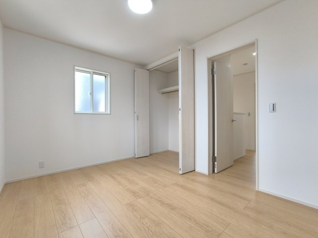 【洋室B】6帖の洋室は、ベッドやデスクを楽々配置できる広さ。一人部屋としてはもちろん、兄妹部屋としても使える広さです！