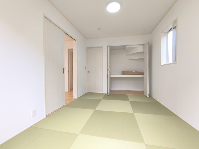 【和室】6帖の和室は、子育てにも来客にも、老後の寝室代わりにもなるあると便利なマルチスペースです♪リビングから目が届く配置も安心ですね。