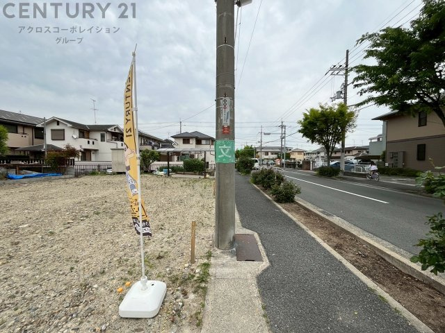 阪急伊丹線「新伊丹駅」まで徒歩8分とアクセスが良く、平坦な地形に位置する閑静な住宅街です。